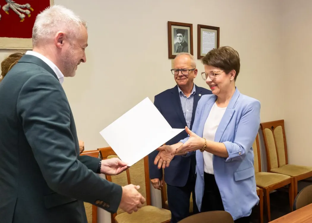 Posiedzenie Rady Naukowej Szkoły Doktorskiej UWM: prorektor ds. nauki wręcza podziękowania członkini Rady Naukowej Szkoły Doktorskiej UWM