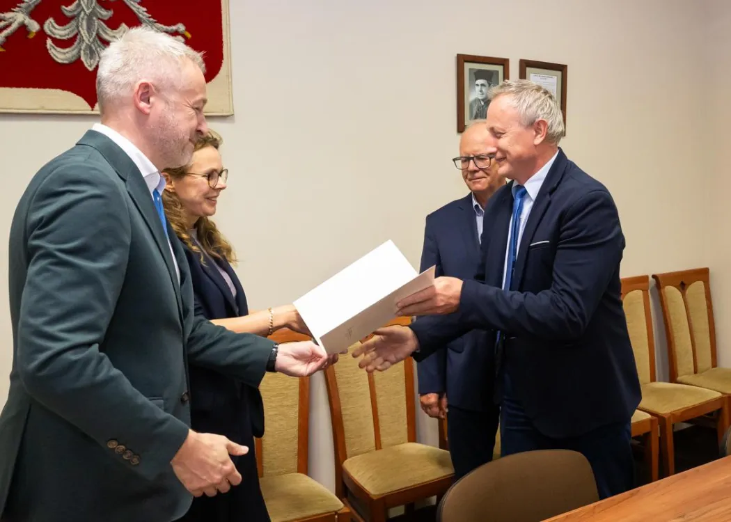 Posiedzenie Rady Naukowej Szkoły Doktorskiej UWM: prorektor ds. nauki wręcza podziękowania członkowi Rady Naukowej Szkoły Doktorskiej UWM