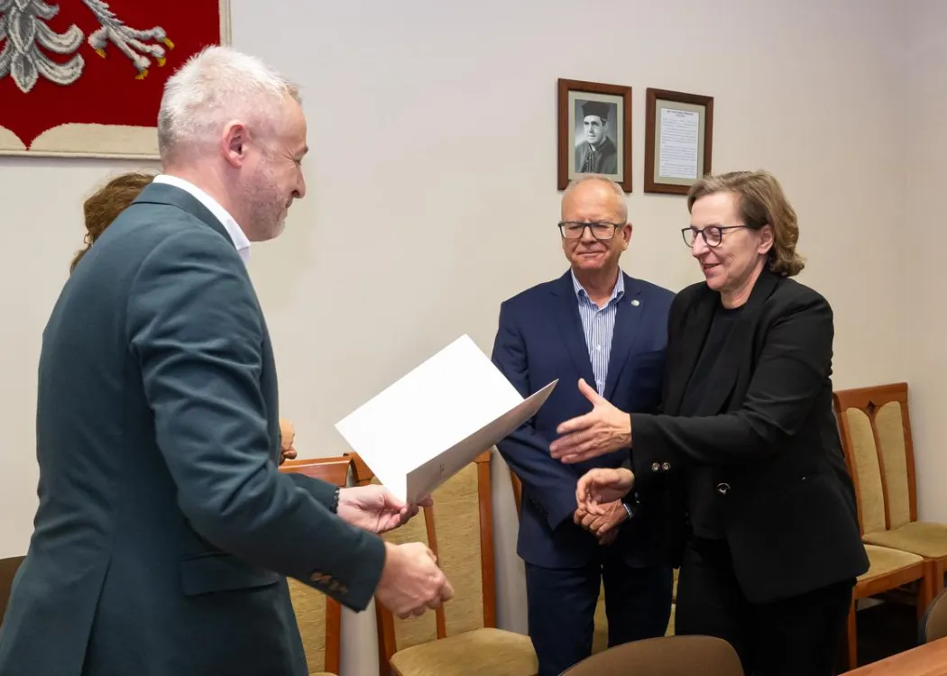 Posiedzenie Rady Naukowej Szkoły Doktorskiej UWM: prorektor ds. nauki wręcza podziękowania członkini Rady Naukowej Szkoły Doktorskiej UWM