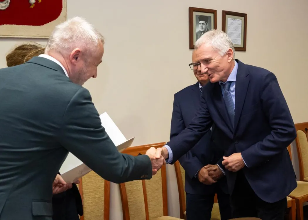 Posiedzenie Rady Naukowej Szkoły Doktorskiej UWM: prorektor ds. nauki wręcza podziękowania członkowi Rady Naukowej Szkoły Doktorskiej UWM