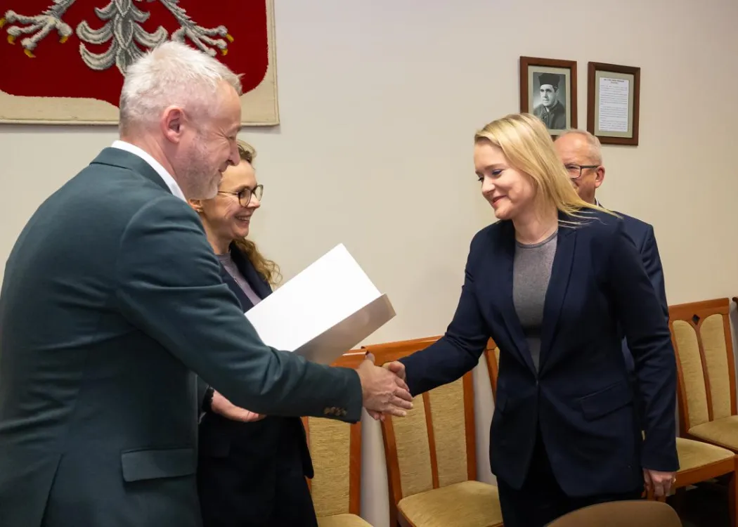 Posiedzenie Rady Naukowej Szkoły Doktorskiej UWM: prorektor ds. nauki wręcza podziękowania członkini Rady Naukowej Szkoły Doktorskiej UWM