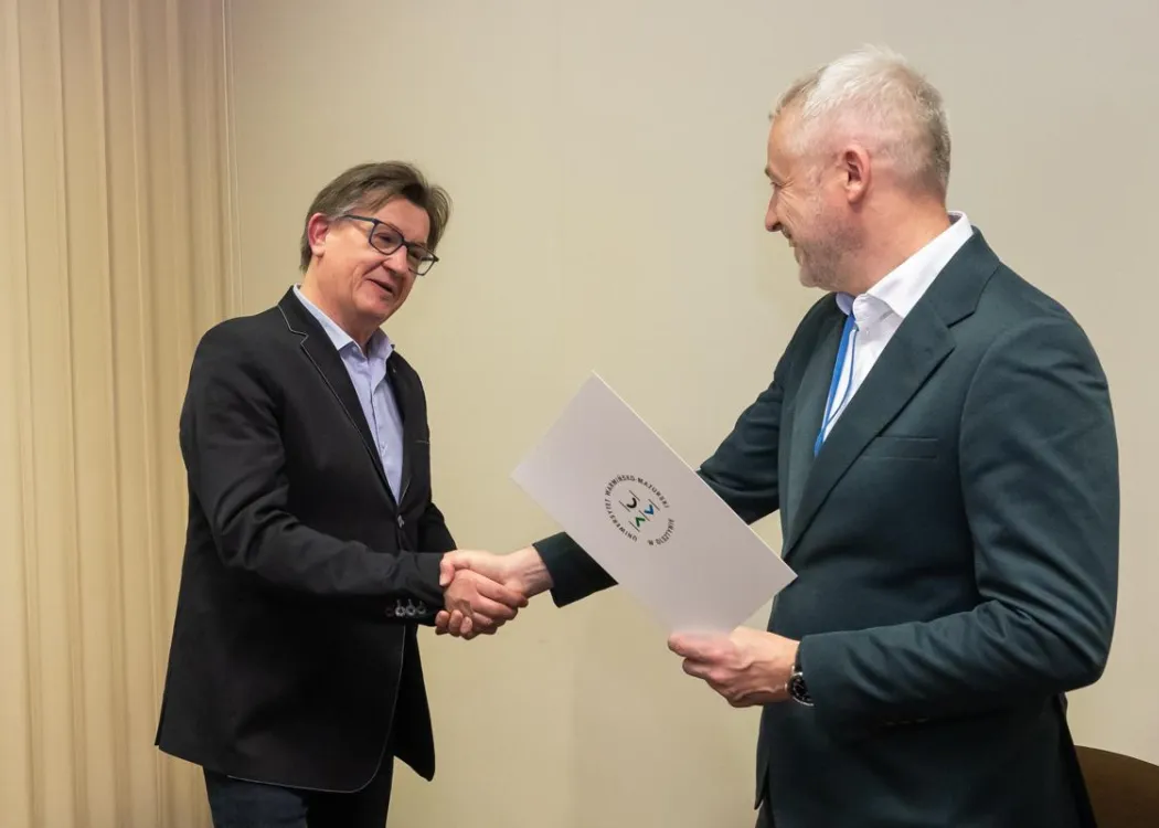 Posiedzenie Rady Naukowej Szkoły Doktorskiej UWM: prorektor ds. nauki wręcza podziękowania członkowi Rady Naukowej Szkoły Doktorskiej UWM