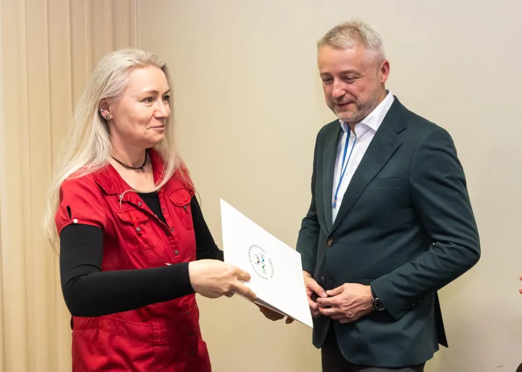 Posiedzenie Rady Naukowej Szkoły Doktorskiej UWM: prorektor ds. nauki wręcza podziękowania członkini Rady Naukowej Szkoły Doktorskiej UWM