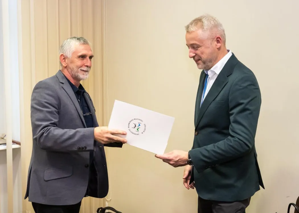 Posiedzenie Rady Naukowej Szkoły Doktorskiej UWM: prorektor ds. nauki wręcza podziękowania członkowi Rady Naukowej Szkoły Doktorskiej UWM