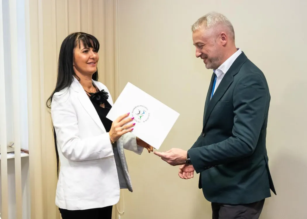 Posiedzenie Rady Naukowej Szkoły Doktorskiej UWM: prorektor ds. nauki wręcza podziękowania członkini Rady Naukowej Szkoły Doktorskiej UWM