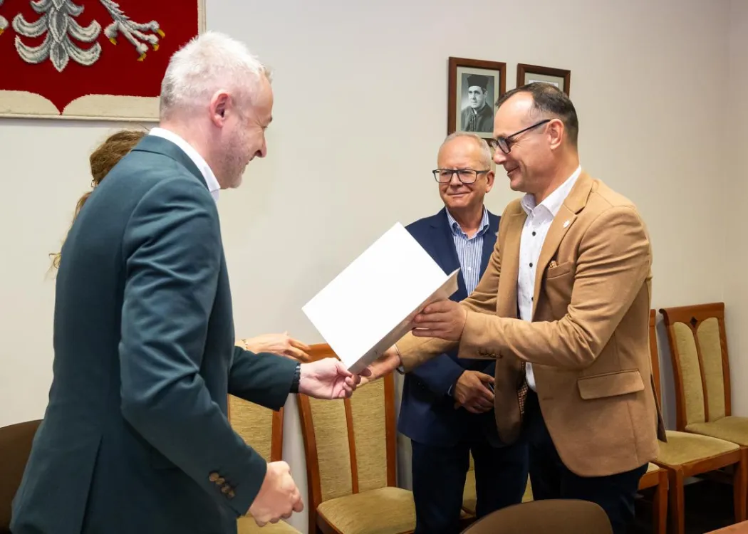 Posiedzenie Rady Naukowej Szkoły Doktorskiej UWM: prorektor ds. nauki wręcza podziękowania członkowi Rady Naukowej Szkoły Doktorskiej UWM