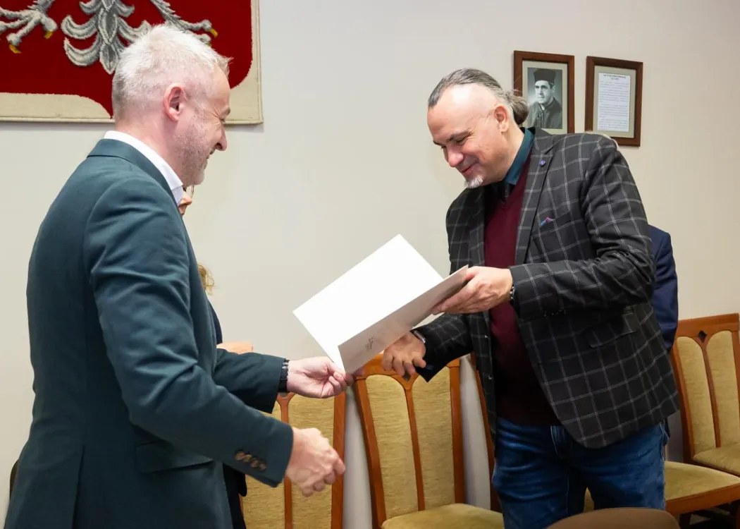 Posiedzenie Rady Naukowej Szkoły Doktorskiej UWM: prorektor ds. nauki wręcza podziękowania członkowi Rady Naukowej Szkoły Doktorskiej UWM