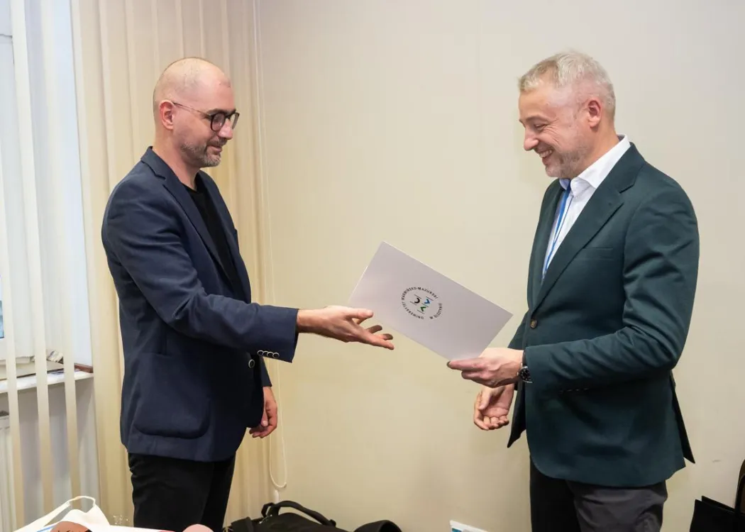 Posiedzenie Rady Naukowej Szkoły Doktorskiej UWM: prorektor ds. nauki wręcza podziękowania członkowi Rady Naukowej Szkoły Doktorskiej UWM