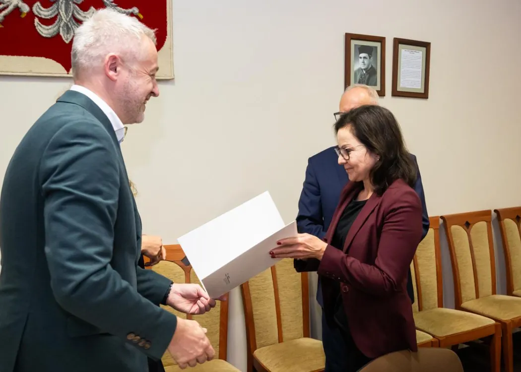 Posiedzenie Rady Naukowej Szkoły Doktorskiej UWM: prorektor ds. nauki wręcza podziękowania członkini Rady Naukowej Szkoły Doktorskiej UWM