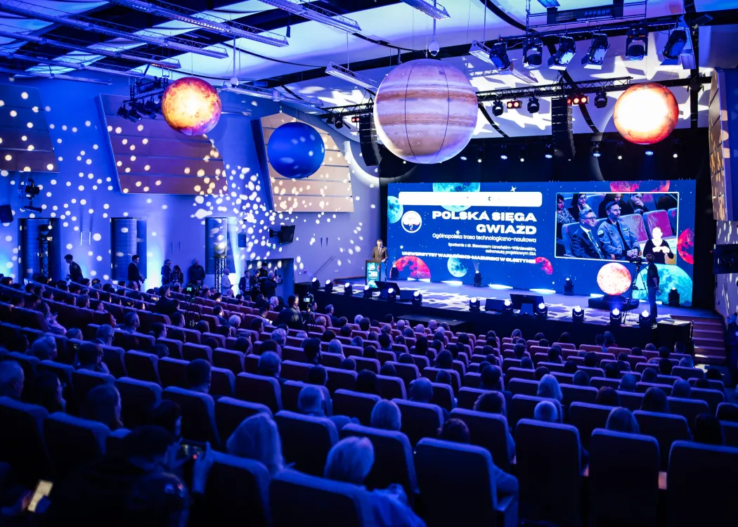 Spotkanie ze Sławoszem Uznańskim-Wiśniewskim na UWM: ludzie siedzący na widowni podczas spotkania