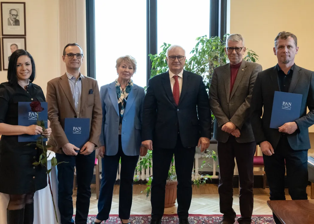 Na zdjęciu wyróżniony przez PAN zespół prof. Mariusza Stolarskiego podczas uroczystości wręczenia nagród w Warszawie