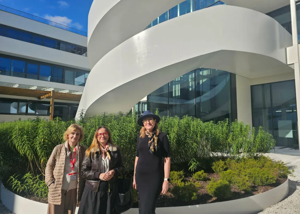 Profesorki UWM: Joanna Chłosta-Zielonka, Aneta Jachimowicz i Agnieszka Jaszczak pozują przed budynkiem w Lizbonie