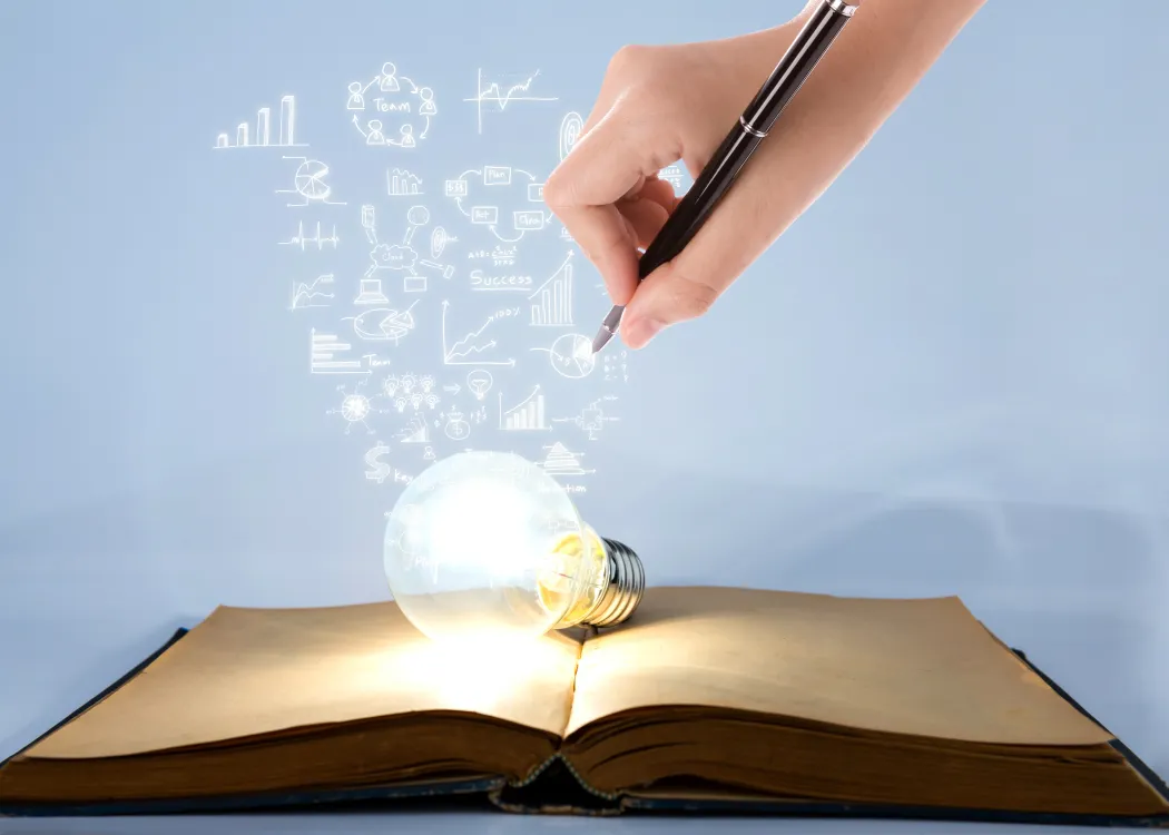Zdjęcie ilustracyjne (żarówka leżąca na książce) - fot. jannoon028/Freepik.com