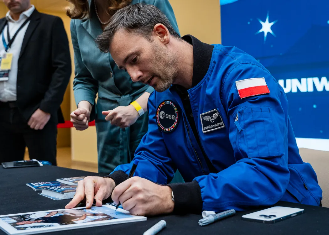 Spotkanie ze Sławoszem Uznańskim-Wiśniewskim na UWM: Sławosz Uznański-Wiśniewski rozdaje autografy