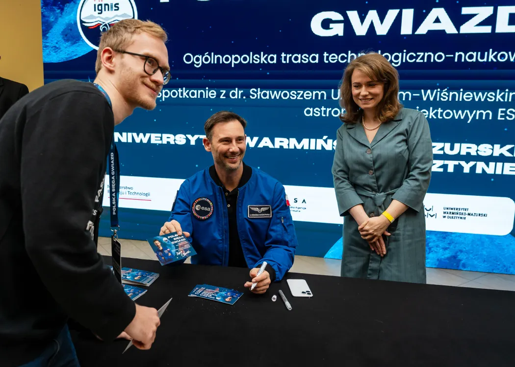 Spotkanie ze Sławoszem Uznańskim-Wiśniewskim na UWM: Sławosz Uznański-Wiśniewski pozuje do zdjęcia ze studentem