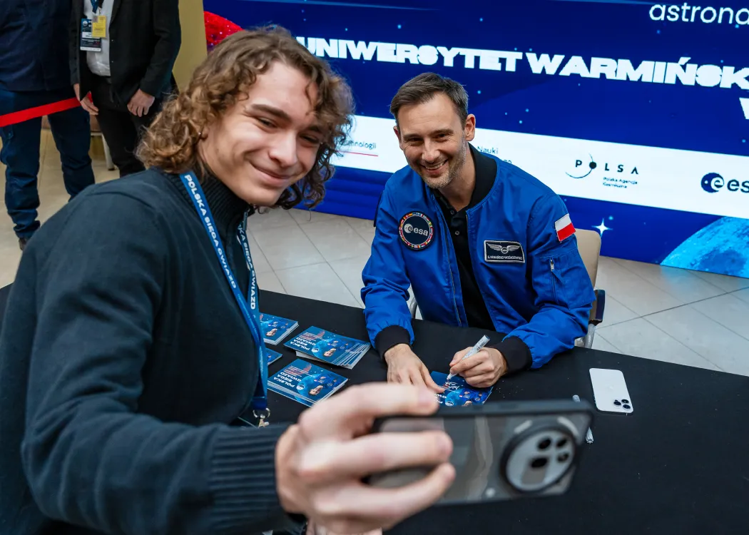 Spotkanie ze Sławoszem Uznańskim-Wiśniewskim na UWM: uczestnik spotkania robi selfie ze Sławoszem Uznańskim-Wiśniewskim 