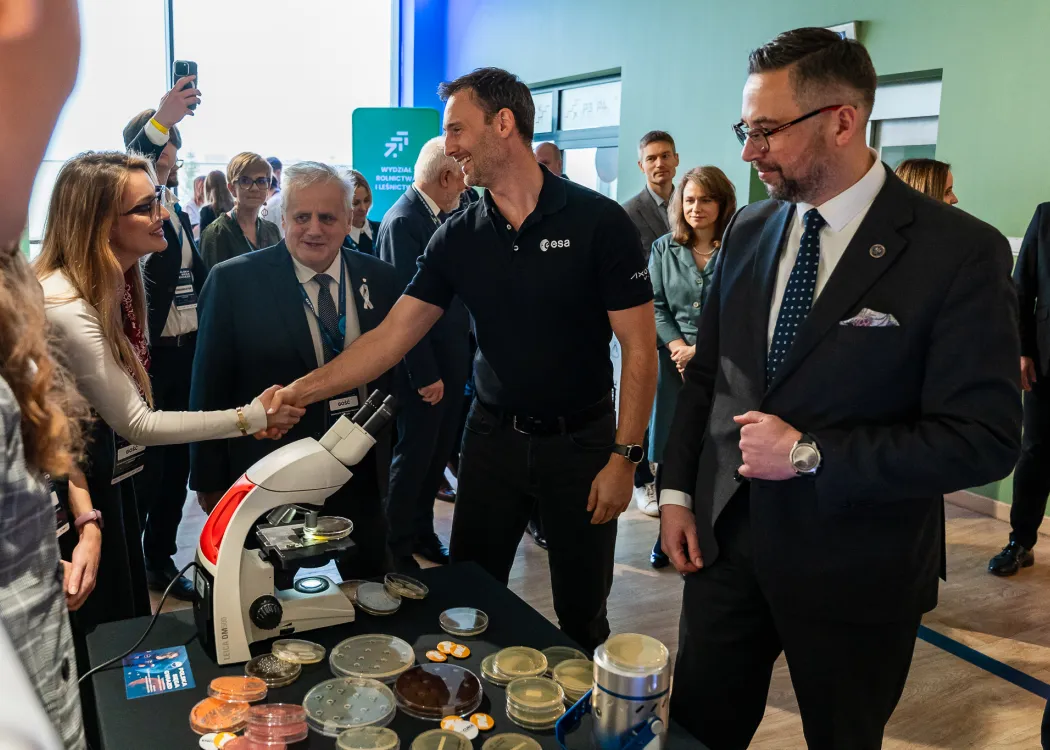 Spotkanie ze Sławoszem Uznańskim-Wiśniewskim na UWM: dr Sławosz Uznański-Wiśniewski podaje rękę członkowi koła naukowego