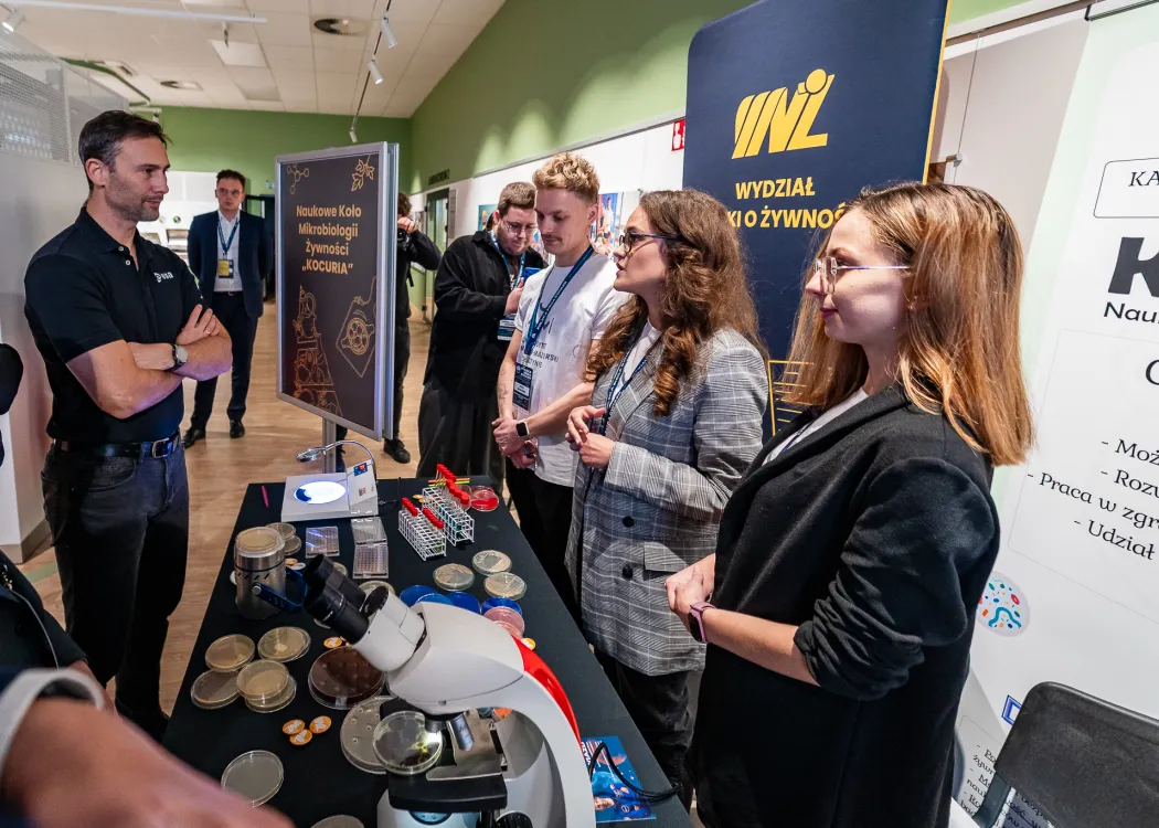 Spotkanie ze Sławoszem Uznańskim-Wiśniewskim na UWM: spotkanie koła naukowego z dr. inż. Sławoszem Uznańskim-Wiśniewskim