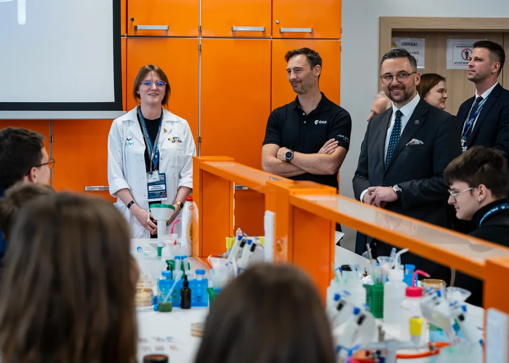 Spotkanie ze Sławoszem Uznańskim-Wiśniewskim na UWM: dr Sławosz Uznański-Wiśniewski odwiedza jedno z laboratoriów Kortosfery