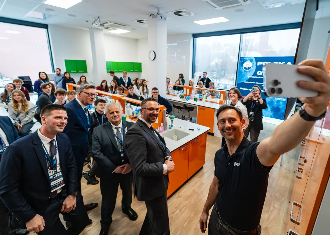 Spotkanie ze Sławoszem Uznańskim-Wiśniewskim na UWM: dr Sławosz Uznański-Wiśniewski robi selfie w Kortosferze