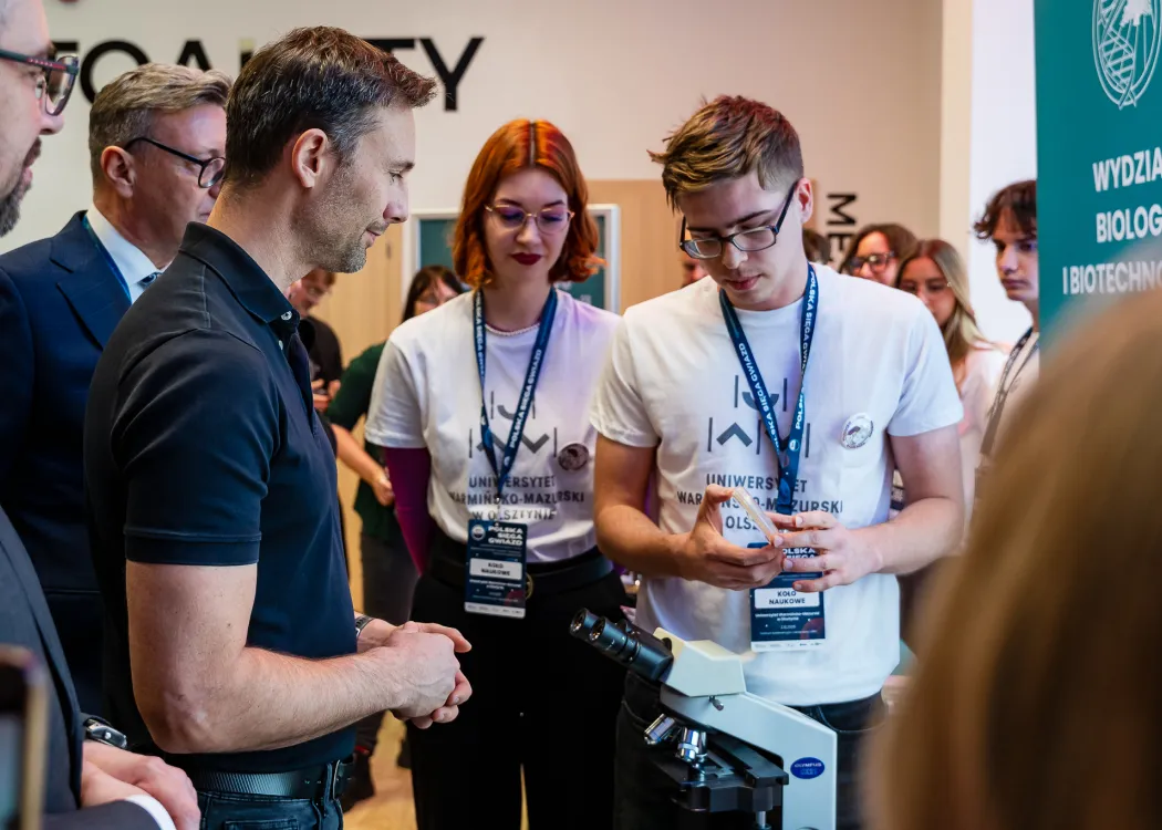 Spotkanie ze Sławoszem Uznańskim-Wiśniewskim na UWM: dr Sławosz Uznański-Wiśniewska rozmawia z członkami koła naukowego