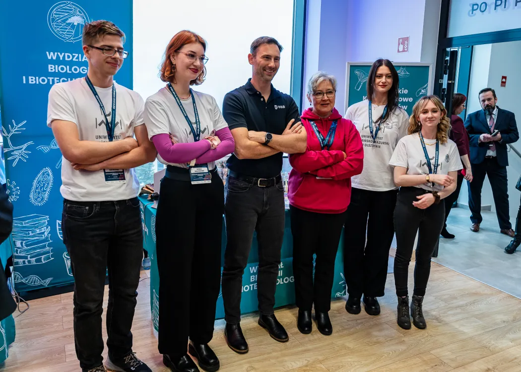 Spotkanie ze Sławoszem Uznańskim-Wiśniewskim na UWM: dr Sławosz Uznański-Wiśniewski pozuje do zdjęcia z członkami koła naukowego