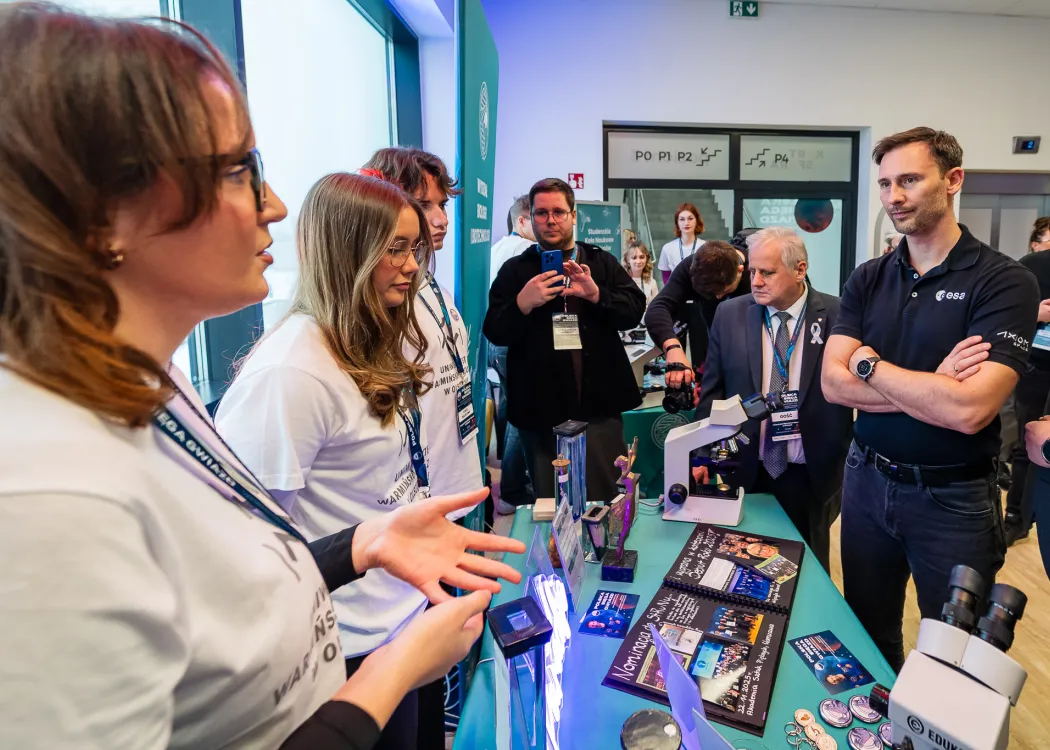 Spotkanie ze Sławoszem Uznańskim-Wiśniewskim na UWM: dr Sławosz Uznański-Wiśniewski rozmawia z członkami koła naukowego