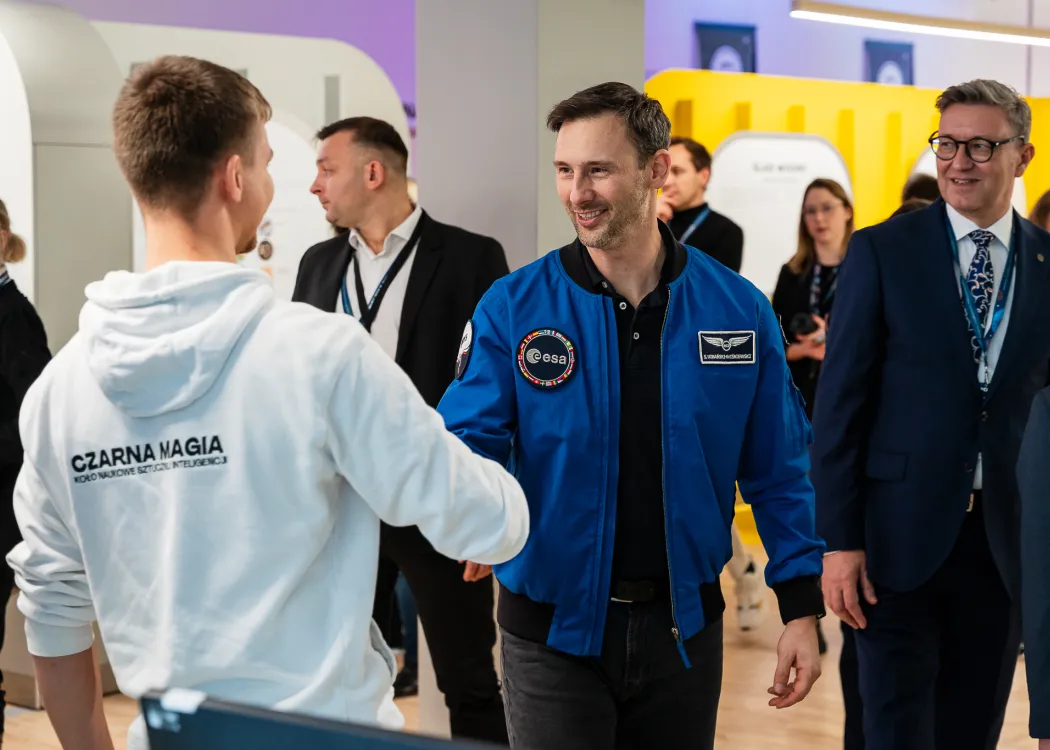 Spotkanie ze Sławoszem Uznańskim-Wiśniewskim na UWM: dr Sławosz Uznański-Wiśniewski podaje rękę członkowi koła naukowego