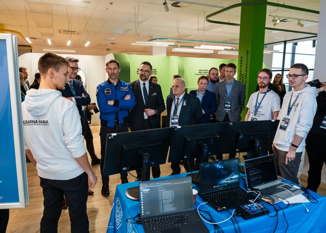 Spotkanie ze Sławoszem Uznańskim-Wiśniewskim na UWM: dr Sławosz Uznański-Wiśniewski rozmawia z członkami koła naukowego