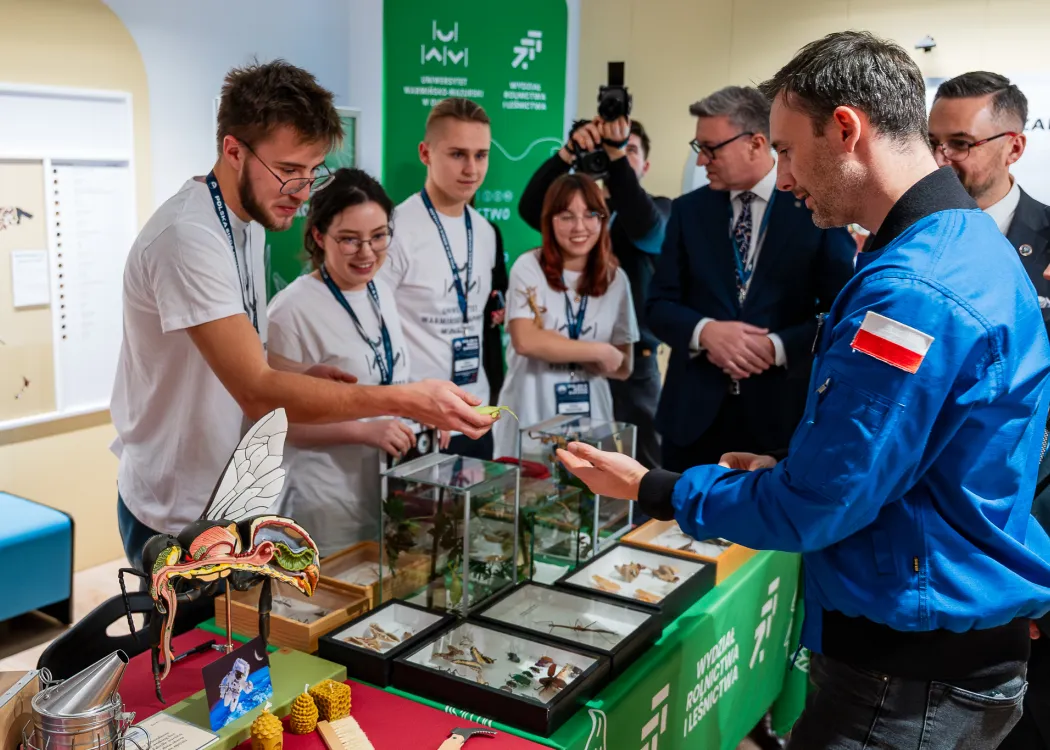 Spotkanie ze Sławoszem Uznańskim-Wiśniewskim na UWM: dr Sławosz-Uznański-Wiśniewski zwiedza stoisko jednego z kół naukowych