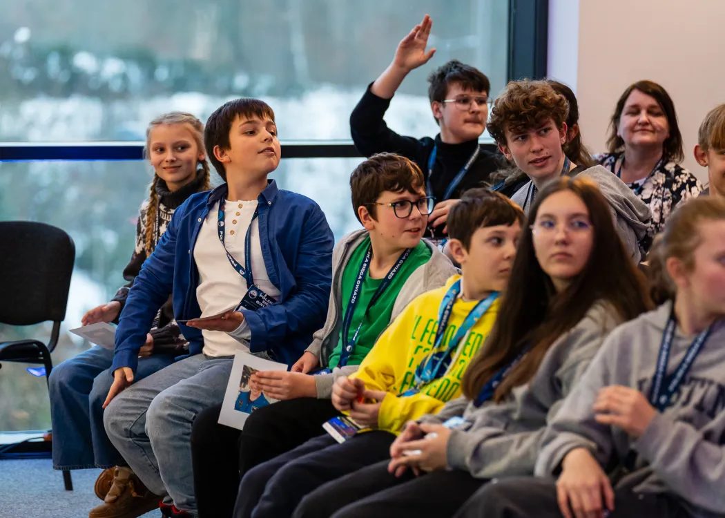 Spotkanie ze Sławoszem Uznańskim-Wiśniewskim na UWM: chłopiec podnosi rękę podczas spotkania z dr. Sławoszem Uznańskim-Wiśniewskim 