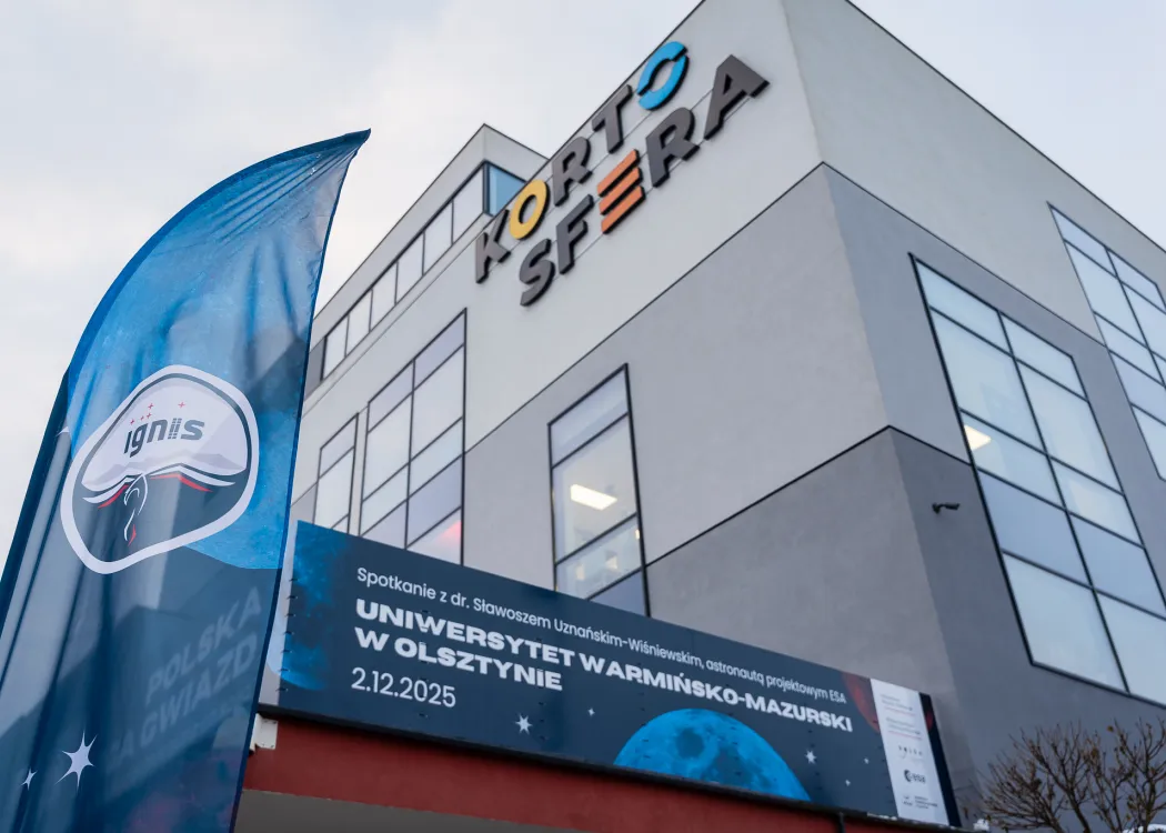 Spotkanie ze Sławoszem Uznańskim-Wiśniewskim na UWM: zewnętrze budynku Kortosfery 