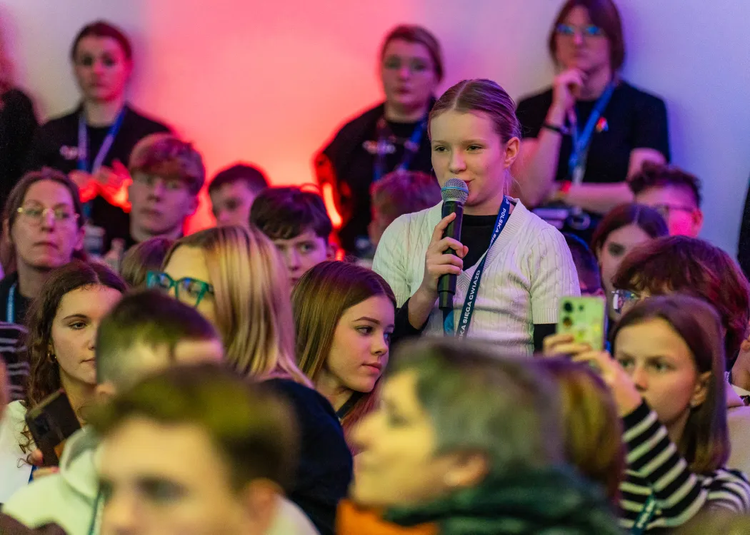 Spotkanie ze Sławoszem Uznańskim-Wiśniewskim na UWM: dziewczynka zadaje pytanie podczas spotkania z dr. inż. Sławoszem Uznańskim-Wiśniewskim 