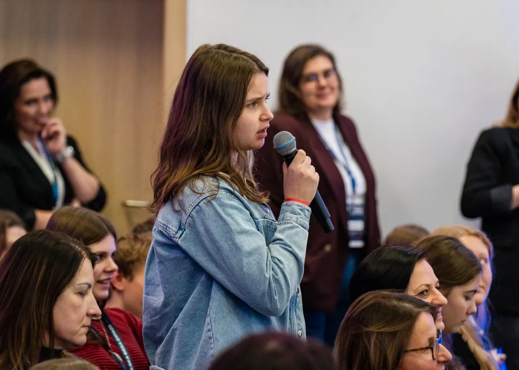 Spotkanie ze Sławoszem Uznańskim-Wiśniewskim na UWM: dziewczynka zadaje pytanie podczas spotkania z dr. inż. Sławoszem Uznańskim-Wiśniewskim 