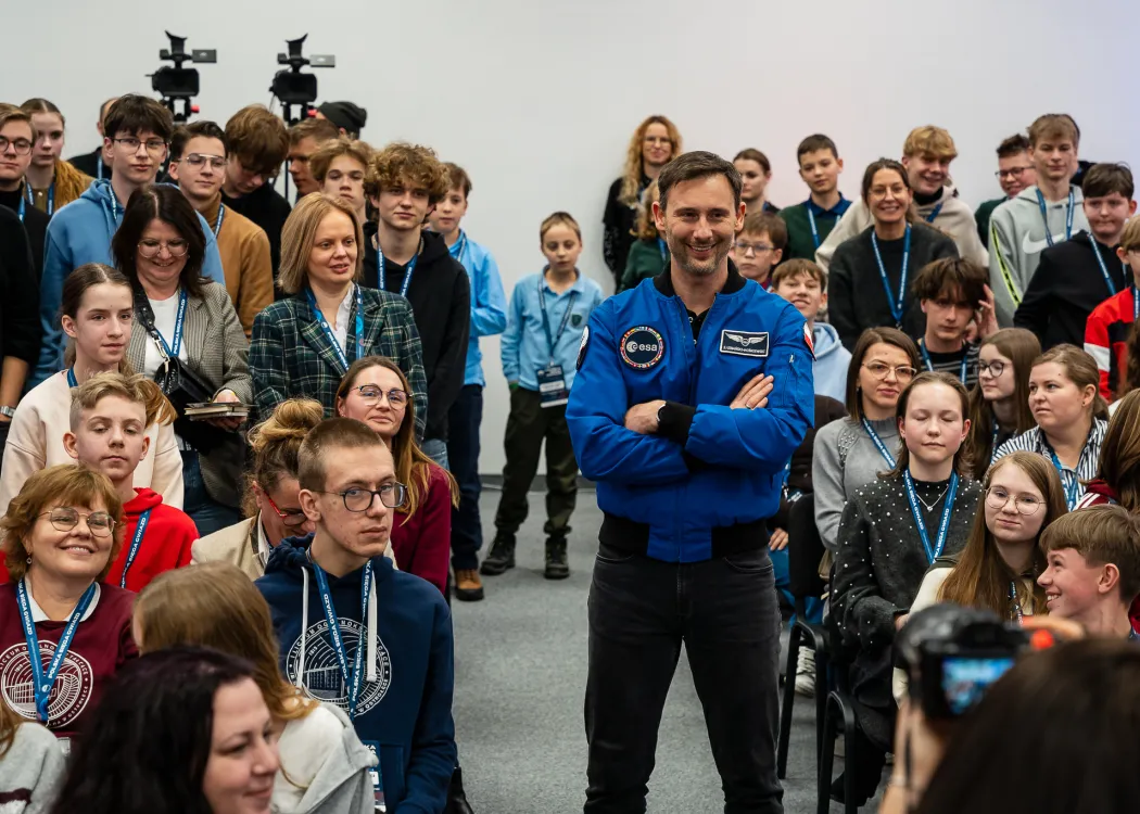 Spotkanie ze Sławoszem Uznańskim-Wiśniewskim na UWM: dr inż. Sławosz Uznański-Wiśniewski pozuje do wspólnego zdjęcia z dziećmi i młodzieżą