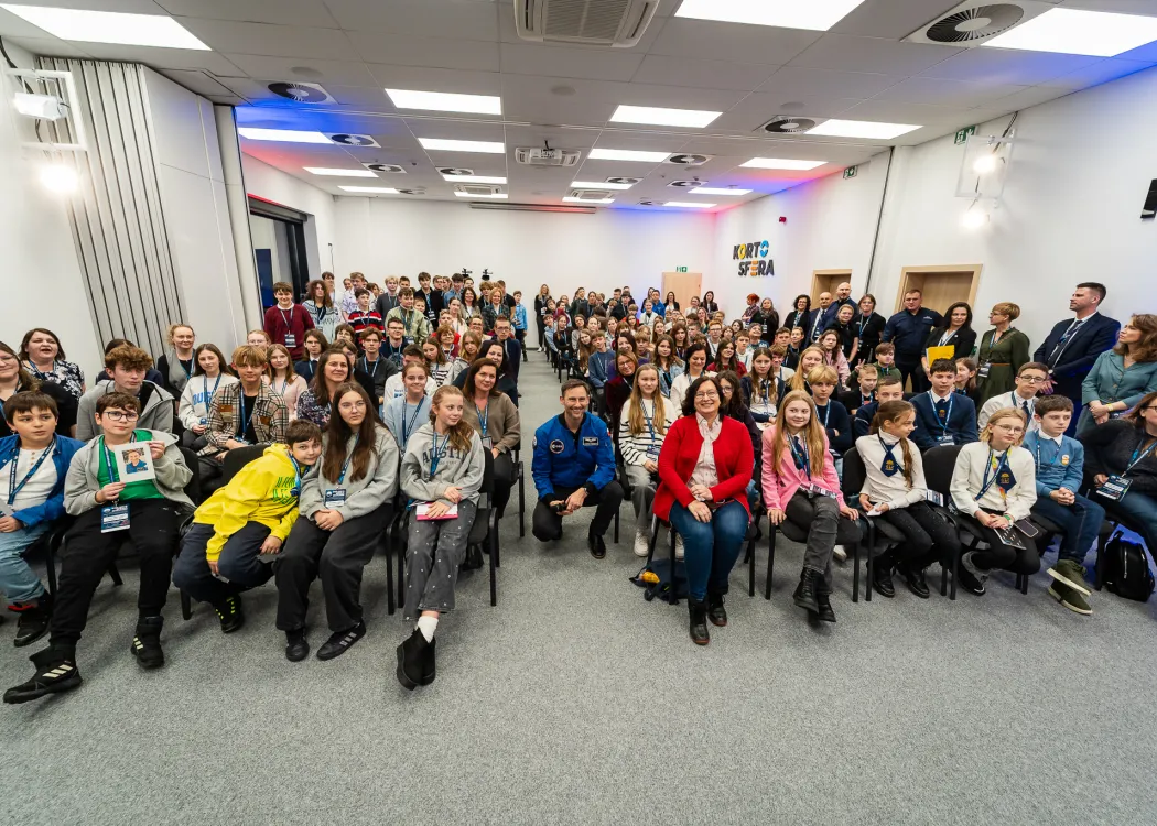 Spotkanie ze Sławoszem Uznańskim-Wiśniewskim na UWM: dr inż. Sławosz Uznański-Wiśniewski pozuje do wspólnego zdjęcia z dziećmi i młodzieżą