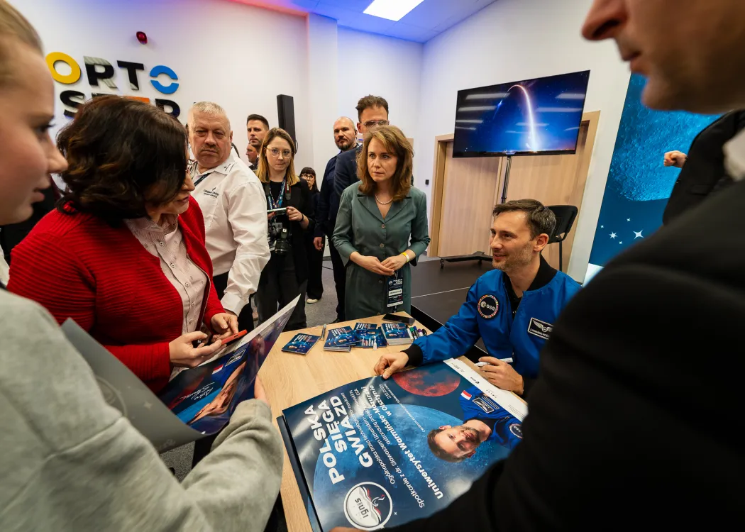 Spotkanie ze Sławoszem Uznańskim-Wiśniewskim na UWM: dr inż. Sławosz Uznański-Wiśniewski rozdaje autografy
