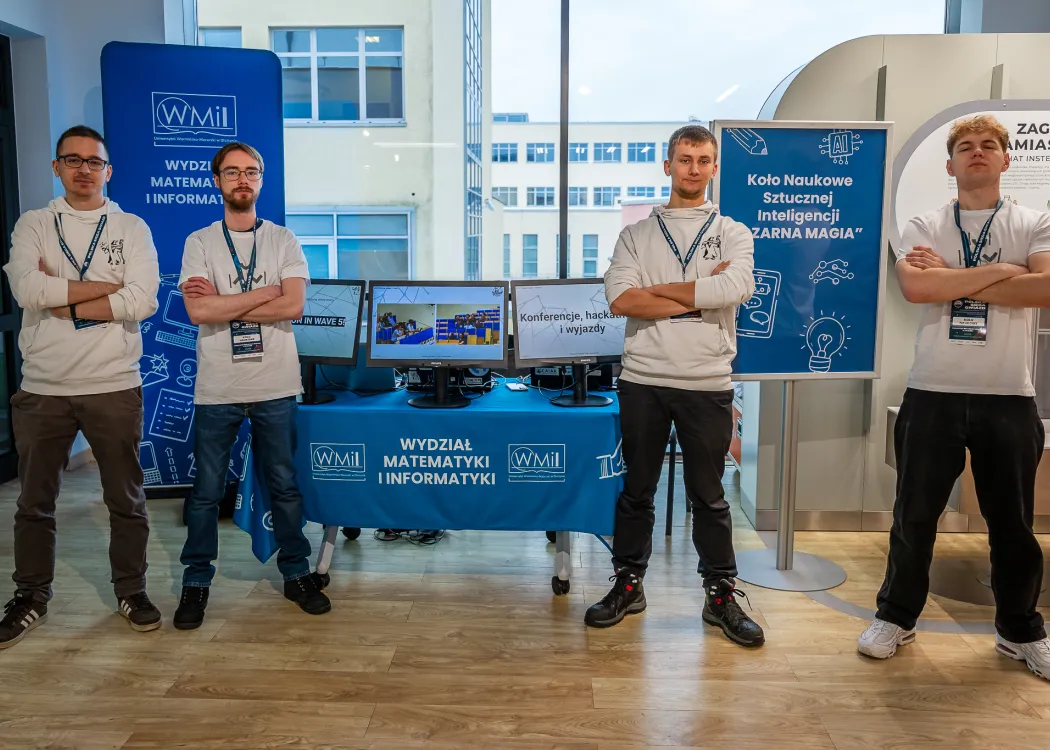 Spotkanie ze Sławoszem Uznańskim-Wiśniewskim na UWM: koło naukowe pozuje do zdjęcia