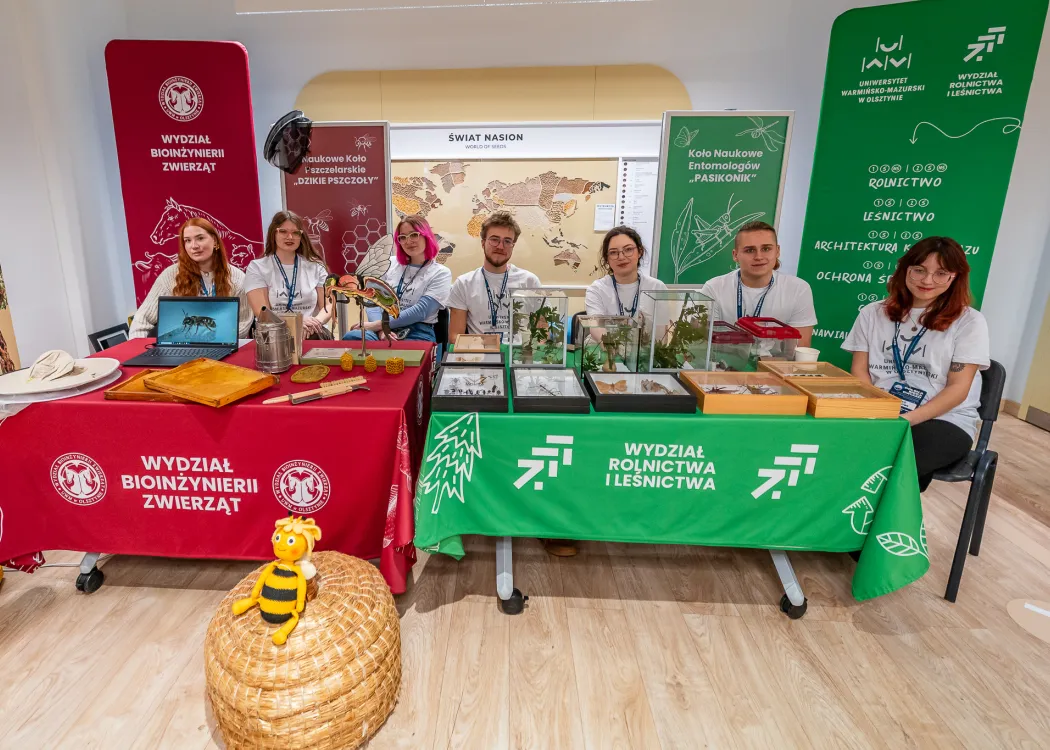 Spotkanie ze Sławoszem Uznańskim-Wiśniewskim na UWM: koło naukowe pozuje 