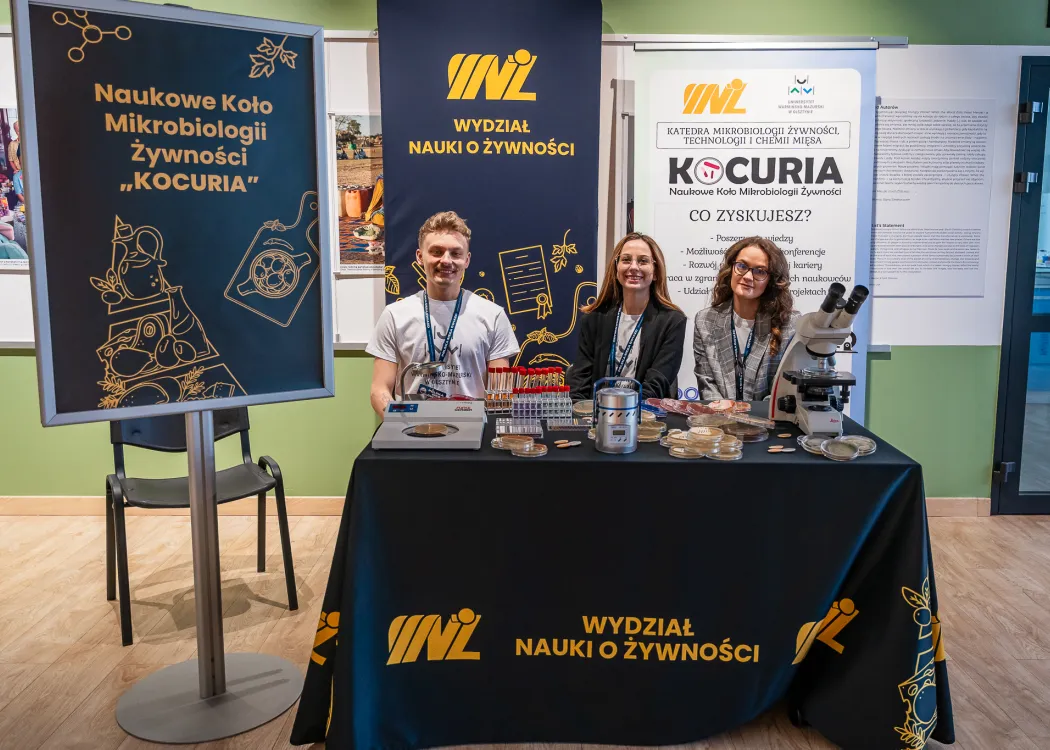 Spotkanie ze Sławoszem Uznańskim-Wiśniewskim na UWM: koło naukowe pozuje do zdjęcia