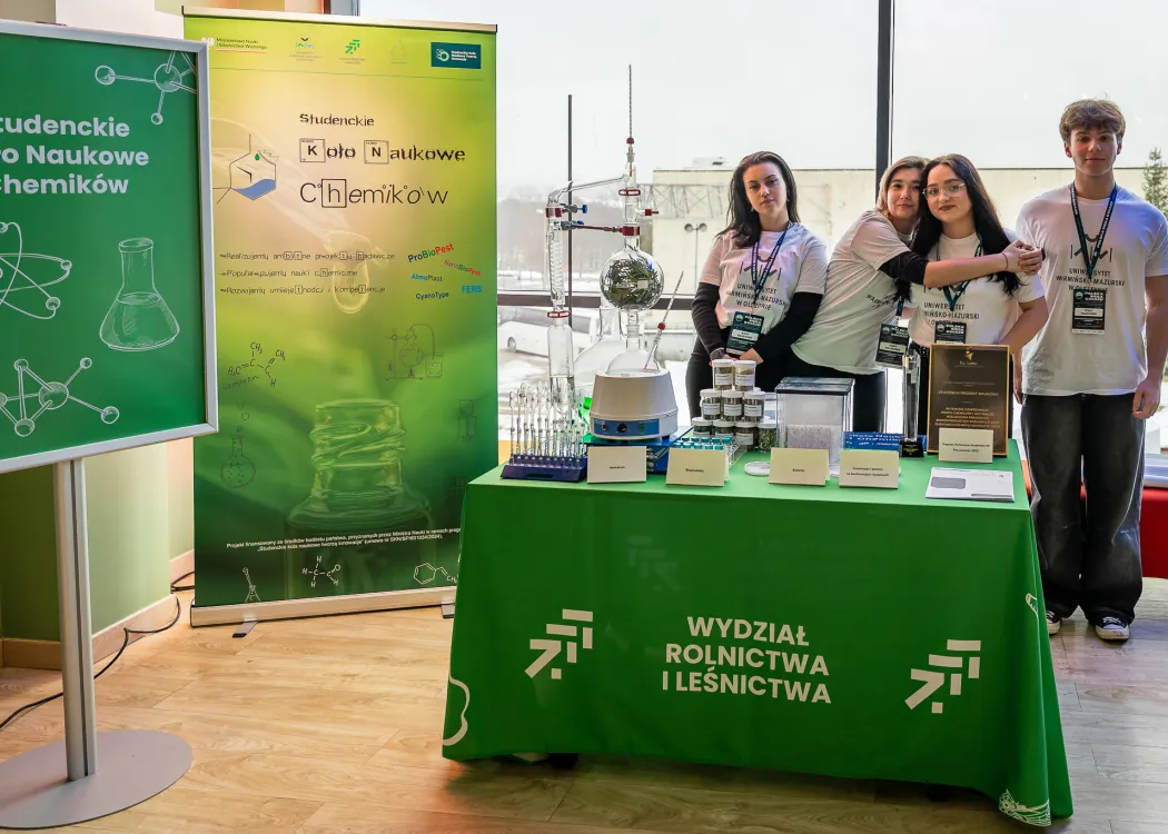 Spotkanie ze Sławoszem Uznańskim-Wiśniewskim na UWM: koło naukowe pozuje do zdjęcia