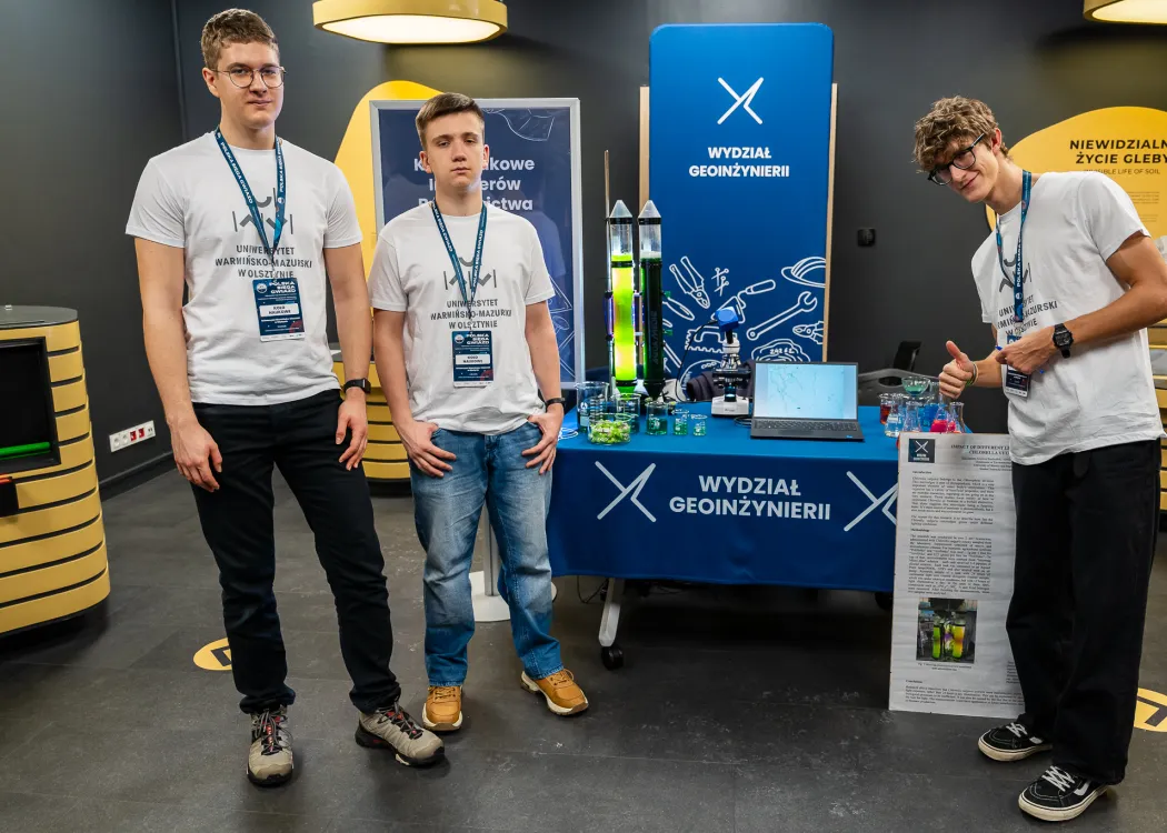 Spotkanie ze Sławoszem Uznańskim-Wiśniewskim na UWM: koło naukowe pozuje do zdjęcia