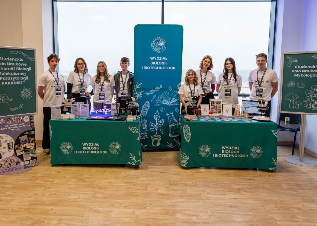 Spotkanie ze Sławoszem Uznańskim-Wiśniewskim na UWM: koło naukowe pozuje do zdjęcia