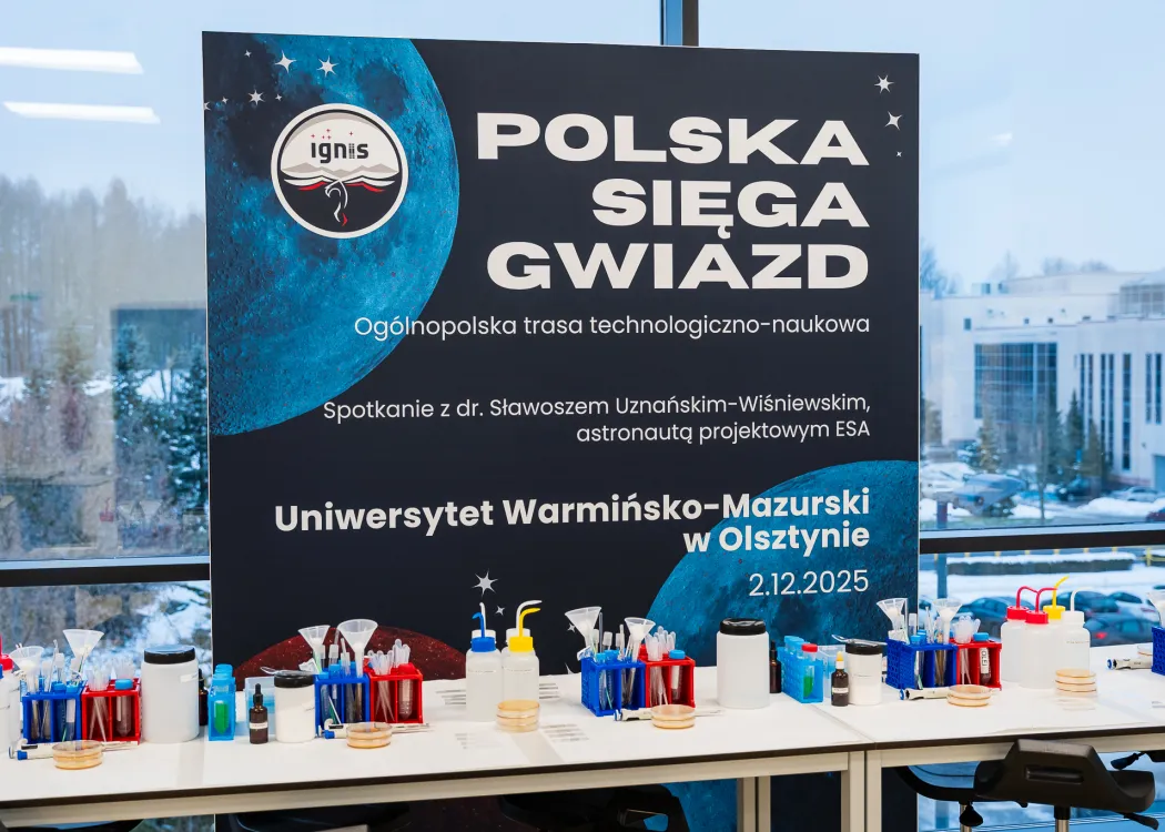 Spotkanie ze Sławoszem Uznańskim-Wiśniewskim na UWM: stoisko jednego z kół naukowych