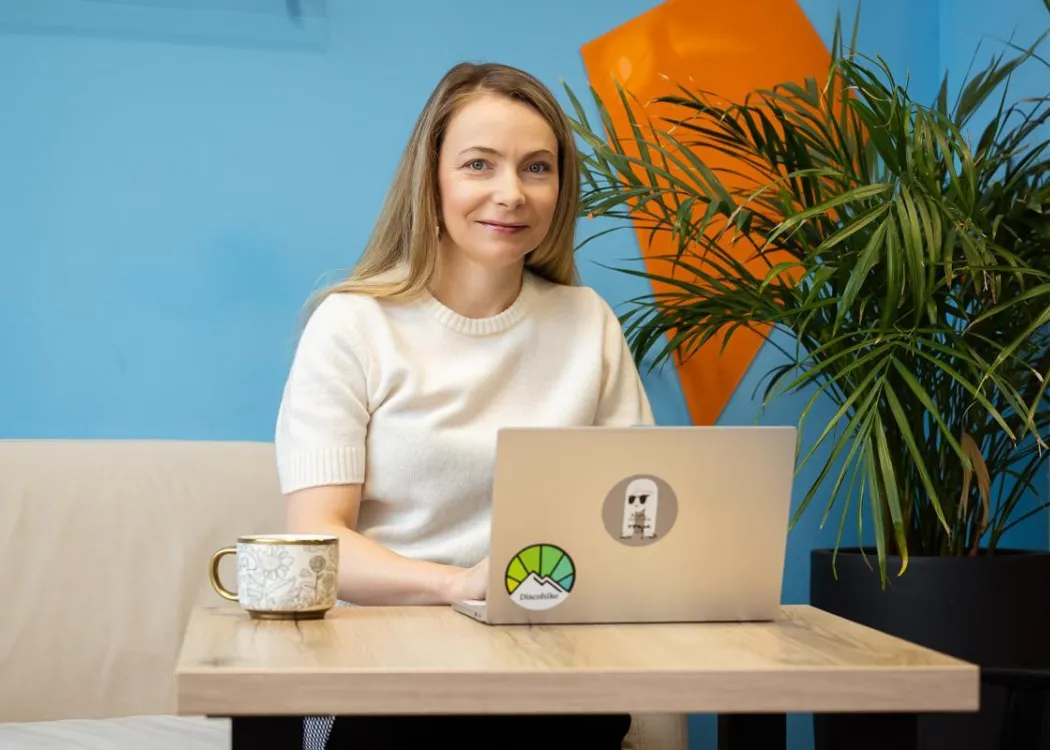 Kamila Naumowicz przy komputerze 