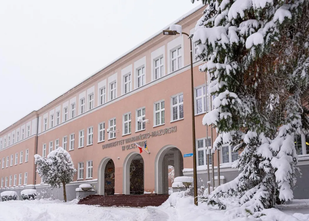 Budynek rektoratu UWM zimą