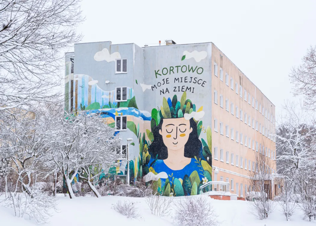 zima w Kortowie, budynek z muralem
