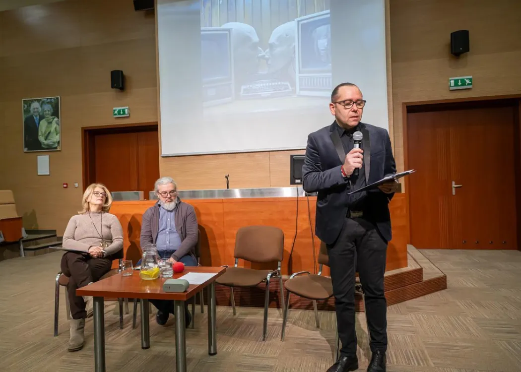 dr Miłosze Babecki wita na debacie Human w digitalu 