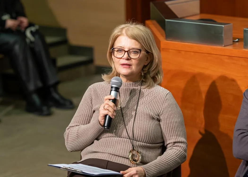 prof. Beata Krzywosz-Rynkiewicz mówi do mikrofonu podczas debaty 