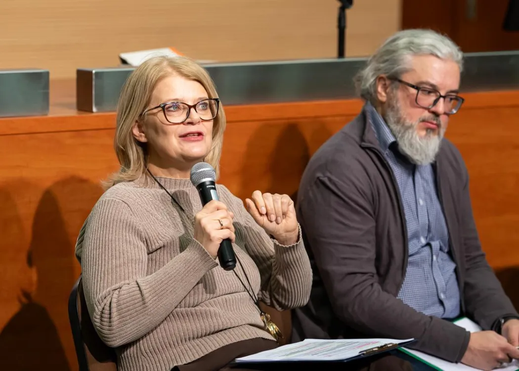 prof. Beata Krzywosz-Rynkiewicz mówi do mikrofonu podczas debaty 